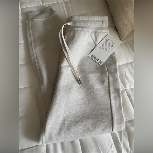 Lululemon Scuba High-Rise Jogger *Sparkle
White Opal size 4 NWT - Picture 3 of 4